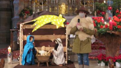 Bild: jzk
Der Hirte Samuel (Silvia Bauer) war überglücklich, als er nach seiner beschwerlichen Reise das Jesuskind mit Maria und Josef in der Krippe gefunden hat.