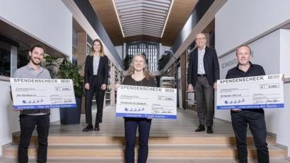 Bild: Bernd Schönfelder/exb
Über einen Scheck freuen sich (vorne, von links) Lino Molter, Hannelore Haberzett und Irek Luczak.