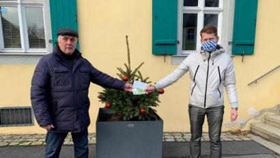 Bild: Maximilian Kastner/exb
Seniorenbeauftragter Gerhard Weber (links) und JU-Ortsvorsitzender Maximilian Kastner (rechts) bei der Spendenübergabe.