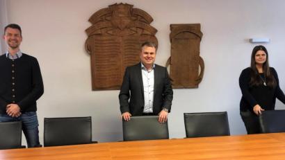 Bild: Stadt Windischeschenbach/exb
Markus Kindsgrab (links) wird Geschäftsleiter der Stadt Windischeschenbach und Nina Rögner (rechts) ist die neue Kämmerin. Bürgermeister Karlheinz Budnik heißt die beiden Neuen im Team der Stadtverwaltung willkommen.