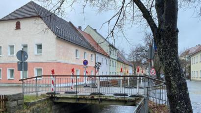 Bild: Eichl
Die Brücke am Feuerwehrhaus bleibt noch eine Weile auf 3,5 Tonnen gesperrt. Die neue Ersatzbrücke ist zur Reparatur, der Belag hat sich gelöst. Erst wenn die Teile erneuert sind, wird der Einbau ausgeschrieben.