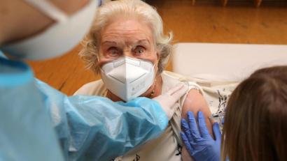 Bild: Wolfgang Steinbacher
"Wenn's weiter nichts ist", sagt die 100-jährige Ingeborg Meyer nach dem Piks in den Arm. Sie ist eine der 91 Bewohner des Seniorenheimes, die am Sonntag geimpft wurden.