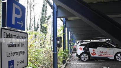 Bild: Petra Hartl
Im Parkdeck Kräuterwiese gab es an einer der Säulen immer wieder Probleme beim Laden. Die anfällige Station soll nun ausgetauscht werden.