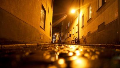 Bild: Oliver Berg
Eine Laterne beleuchtet am Abend eine leere Straße. Foto: Oliver Berg/dpa/Symbolbild