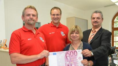 Bild: dob
Die Fußball-Fanclubs in der Region tun viel Gutes. Wie zum Beispiel der Bayern-Fanclub Vohenstrauß. Unser Bild zeigt eine Spendenübergabe an das Sozialamt der Stadt Vohenstrauß durch die Vorstandsmitglieder Stefan Schäftner (links) und Josef Maier (Zweiter von links). Bürgermeister Andreas Wutzlhofer und Ingrid Scheinkönig vom Sozialamt freuten sich. Das Bild stammt aus dem Jahr 2018, als das Tragen von Masken noch kein Thema war.
