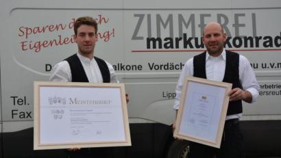 Bild: jr
Die Meisterprüfung im Zimmererhandwerk absolvierte Sebastian Konrad (links) mit der Gesamtnote 1,8. Deshalb wurde er zusätzlich mit dem Meisterpreis der Bayerischen Staatsregierung ausgezeichnet. Über diesen Erfolg freut sich auch Vater und Firmenchef Markus Konrad.