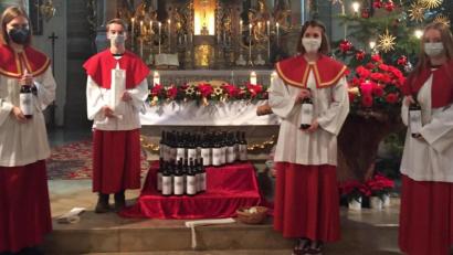 Bild: jzk
Mit dem Verkauf von Johanniswein wollten die Ministranten ihre Kasse aufbessern.