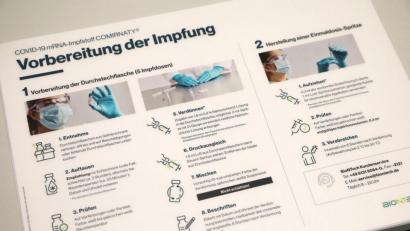 Bild: Wolfgang Steinbacher
Schnappschuss aus dem Impfzentrum Sulzbach-Rosenberg. Solche Flyer informieren dort über das Prozedere.