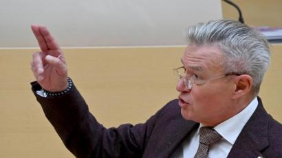 Bild: Peter Kneffel/dpa
Horst Arnold, Fraktionsvorsitzender der bayerischen SPD, spricht nach der Regierungserklärung des bayerischen Ministerpräsidenten vor dem bayerischen Landtag.