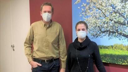 Bild: S.Hänsel/exb
Der Geschäftsführer der Asklepios-Klinik Lindenlohe, Daniel Weiß, heißt die neue Klinikmanagerin Andrea Stein willkommen.