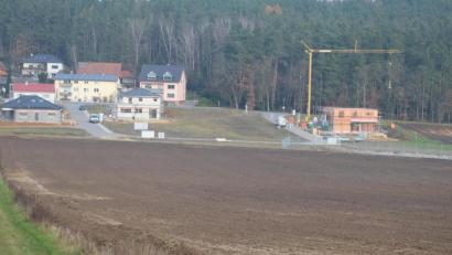 Bild: ohr
Im Baugebiet „Stulln Ost. Am Brensdorfer Weg“ herrscht schon rege Bautätigkeit. Das neue Baugebiet der Gemeinde Stulln „Wiesenweg II“ mit 23 Parzellen schließt sich in südlicher Ausdehnung unmittelbar an. Die Baumaschinen sollen bereits am 6. April 2021 anrollen. Die Fertigstellung ist auf den 31. Juli 2021 terminiert.