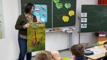Bild: G. Schleicher
Fachlehrerin Gabi Schleicher, selbst eine Jägerin, stellt den neuen Kalender in der Dr.-Heinrich-Stromer-Grundschule vor.