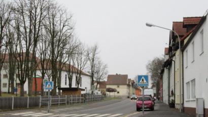 Bild: kgg
Veränderungen beim Fußgängerüberweg in der Lämmerstraße sind in der jüngsten Sitzung des Bauausschusses gefordert worden. Jetzt wird überlegt, ob die Fahrbahn in diesem Bereich mit baulichen Veränderungen oder nur optisch eingeengt wird, um den Zebrastreifen für Autofahrer besser kenntlich zu machen.