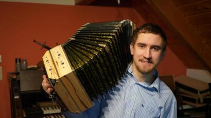 Bild: fvo
Bundessieger Handzuginstrumentenmacher Stefan Fuhrich mit seinem Gesellenstück, einen argentinischen Bandoneon.