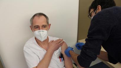 Bild: Kliniken Nordoberpfalz AG/exb
Die ersten Mitarbeiter der Kliniken Nordoberpfalz AG bekommen den Corona-Impfstoff gespritzt.