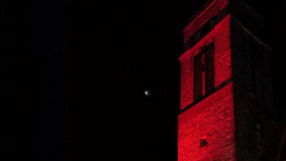 Bild: JOCHEN NEUMANN 
ERBENDORF
Die Christvesper fand hinter der Martin-Luther-Kirche statt.