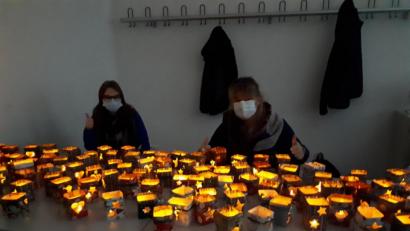 Bild: Schönwerth-Realschule/exb
Das Fairtrade-Team der Realschule beteiligte sich an der Aktion. Aus gebrauchten Milchtüten wurden Windlichter.