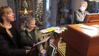 Bild: jzk
Souverän meisterte Josefine Beck zwei Weihnachtslieder mit ihrer Mutter Anna-Maria. Josef Zaglmann begleitete sie an der Orgel.