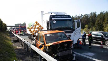 Archivbild: rw
Ein Lastwagen kracht in ein Sicherungsfahrzeug der Autobahnmeisterei - leider kein Einzelfall.