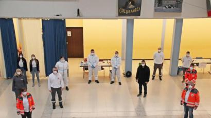 Bild: jma
Dieter Hauenstein (rechts, vorne), Thomas Rauch (dahinter) und Bürgermeister Marcus Gradl (Mitte, rechts) bedanken sich bei den ehrenamtlichen Helfern der Corona-Schnelltestaktion im Gymnasium Eschenbach.