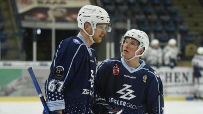 Bild: gb
Marius Schmidt (links) erzielte zwei, Edgars Homjakovs einen Treffer beim 5:6 der Blue Devils gegen den SC Riessersee.