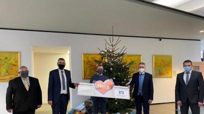 Bild: exb
Bei der Übergabe des symbolischen Schecks der Volksbank Raiffeisenbank Nordoberpfalz in Höhe von 13 450 Euro (von links): Herbert Gmeiner von der Geschäftsstelle Mähring, Bürgermeister Franz Schöner, Regionalmarktleiter Helmut Wolfrum, Bürgermeister Franz Stahl und Finanzierungsspezialist Gerhard Bauer von der Geschäftsstelle Tirschenreuth.