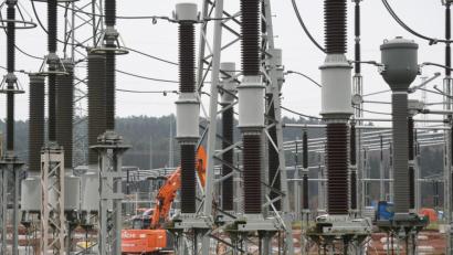 Bild: Gabi Schönberger
Bagger und Baumaschinen verlieren sich in der riesigen technischen Ausstattung des Umspannwerkes.