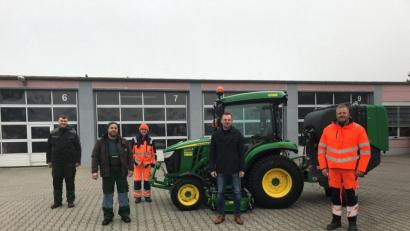 Bild: fg
Bauhofleiter Roland Siegler (rechts) nimmt mit Hirschaus 3. Bürgermeister Hermann Gebhard(Zweiter von rechts) den neuen Traktor im Bauhof entgegen.