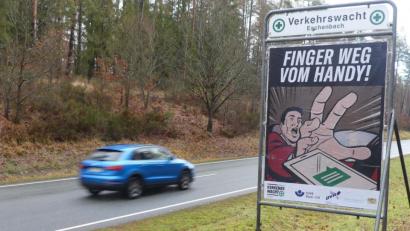 Bild: rn
Die Plakataktionen der Verkehrswacht Eschenbach sind in diesem Jahr schwerpunktmäßig der Handy-Nutzung am Steuer gewidmet.
