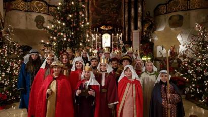 Archivbild: mng
So kennt man sie: die Sternsinger bei der Aussendung vor einem Jahr. Wie so vieles in diesen Zeiten, so hat auch diese Aktion unter der Corona-Pandemie und den damit verbundenen Einschränkungen zu leiden.