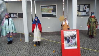 Bild: e
Caspar, Melchior und Balthasar und der Sternträger haben den Besuchern des Gottesdienstes ihren Segensspruch zukommen lassen.