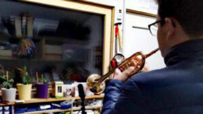Bild: jzk
In seinem Tonstudio schnitt Andreas Sächerl die einzelnen Beiträge der Jungmusikanten zu einem Musikvideo zusammen.