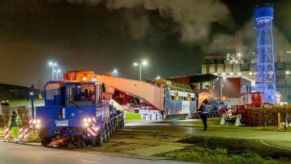 Bild: Hösamer
Der 545 Tonnen schwere Transport verlässt das ZMS-Gelände. Hier kam der Trafo mit dem Zug an.