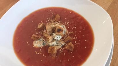 Bild:  Michael Schiffer
Der Roquefort sollte nur ganz leicht in der Tomatensuppe schmelzen.