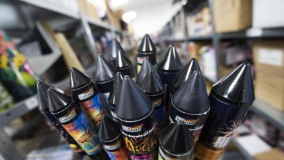 Bild: Christophe Gateau/dpa
Silvester-Raketen kann man in Deutschland im Corona-Jahr nicht kaufen. Einen Teil des eingesparten Geldes können Bürger in Nabburg für lokale Musiker und das Projekt "Stille Kunst" der Band "Lost in a Bar" spenden.