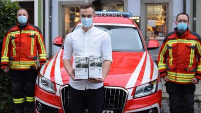 Bild: mde
Die Kommandanten der Kemnather Feuerwehr Peter Denz (links) und Alfred Vogel (rechts) nahmen die FFP2-Schutzmasken von Apotheker Stephan Schug (Mitte) dankend entgegen.