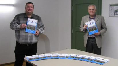 Bild: Gemeinde Kulmain/exb
Die Vorsitzenden der Ortsverbände (von links) Georg Redl jun. (JU) und Günter Kopp (CSU) präsentieren den Jahreskalender.