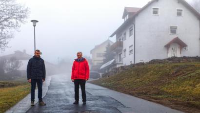 Bild: JOCHEN NEUMANN 
ERBENDORF
Ein Bild vom Abschluss des Kanalbaus mit (von links) Technischem Angestellten Markus Meyer und Bürgermeister Johannes Reger.
