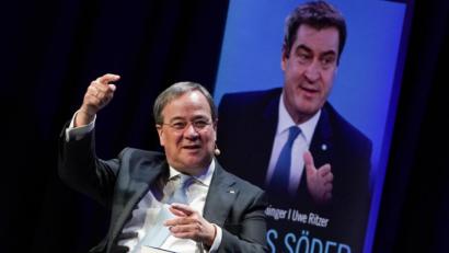 Bild: Jörg Carstensen/dpa
Noch hält sich die Angst der CDU vor einem CSU-Schattenkanzler in Grenzen: Armin Laschet (CDU), einer der Kandidaten für den CDU-Vorsitz, präsentiert augenzwinkernd die Biographie "Markus Söder - Der Schattenkanzler".