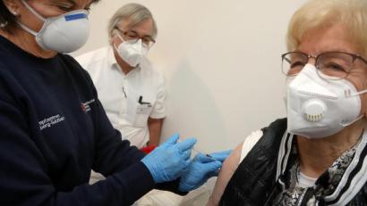 Bild: Wolfgang Steinbacher
Krankenschwester Gerlinde Schertl (links) spritzt zum ersten Mal den Impfstoff gegen Covid-19. Die 83-jährige Marga Weiß ist die erste, die ihn in Amberg-Sulzbach bekommt.