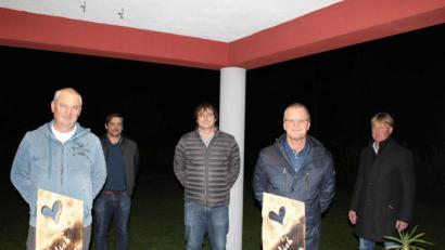 Bild: mvs
Thomas Fischer (links) und Wolfgang Zimmermann (Zweiter von rechts) wurden von den Vorsitzenden Elmar Maierhofer und Daniel Maierhofer sowie Bürgermeister Markus Schiesl (hintere Reihe von links) als neue Mitglieder willkommen geheißen.