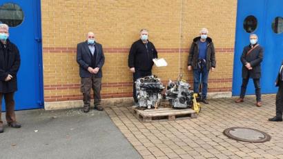 Bild: Lautenschlager/Europaberufsschule
Die Mitarbeiter der Schule (von links) Robert Winderl, Fritz Herrmann und Alois Lautenschlager freuen sich mit (von rechts) Schulleiter Josef Weilhammer, Firmenchef Wolfgang Pröls und drittem Bürgermeister Reinhold Wildenauer über die Spende.