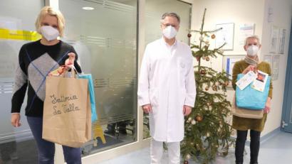 Bild: Klinikum/Dietl/exb
Dr. Ludwig Fischer von Weikersthal, Ärztlicher Leiter der Praxis für Hämatologie und Internistische Onkologie am Klinikum St. Marien, freute sich über die Weihnachtsaktion des FFGO Oberpfalz und dankte Vorsitzender Brigitta Schöner (rechts) sowie ihrer Stellvertreterin Susanne Hahn (links).