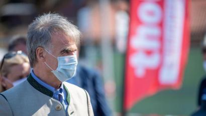 Bild: Lino Mirgeler
Olaf von Löwis (CSU) ist verzweifelt. Weil der Tourismus im Landkreis dermaßen überhand nimmt, hat er eine Notfall-SMS an Ministerpräsident Markus Söder geschickt.