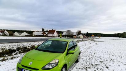 Bild: Hösamer
Nach einem Zusammenstoß an der Freihölser Kreuzung (bei den Häusern im Hintergrund) verlor die Fahrerin dieses Renault die Kontrolle über ihr Auto. Das Fahrzeug sprang über den Straßengraben und schlitterte danach noch rund 100 Meter weiter durch ein angrenzendes Feld.