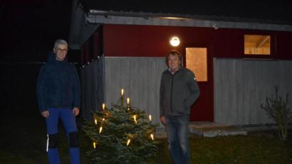 Bild: Kappl, Andreas [kap]
Kassenwart Markus Weidner (links) und Vorstandsvorsitzender Werner Sauer (rechts) vor dem Geräteschuppen der Neuhauser Siedler