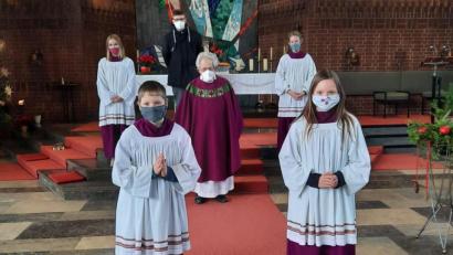 Bild: Pfarrei St. Peter/exb
Christian und Johanna Weiß (vorne) verstärken das Ministranten-Team von St. Peter. Darüber freuen sich (hinten, von links) Sophia Würl, Oberministrant Maximilian Würl, Pater Norbert Klucken und Emma Peter.