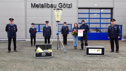 Bild: njn
Kreisbrandrat Andreas Wührl (rechts) überreichte die Urkunde "Partner der Feuerwehr" an Peter Götzl (Zweiter von rechts). Die Feuerwehr wiederum konnte sich über Hi-Tec-Strahler freuen, die Götzl der Feuerwehr stiftete, Von links: Zweiter Kommandant Wolfgang Gruber, zweiter Vorsitzender Tobias Bollmann, Vorsitzender Albert Vollath und Kommandant Bernhard Schmidt.