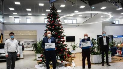 Bild: Laura Knyszcuk, Fischer Automobile GmbH/exb
Geschäftsführer Thomas Fischer (links) und Roland Franz (Betriebsleiter Amberg und Ursensollen, rechts) übergaben die Spenden an die Vertreter der zwei Organisationen: Amberg-Sulzbachs Landrat Richard Reisinger und Helmut Rauscher von der Bürgerstiftung Region Neumarkt.