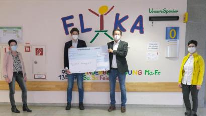 Bild: Klinikum/Dietl/exb
2500 Euro überreichten Sebastian (Zweiter von links) und Markus Wagner an die Flika-Vorsitzende Margit Meier (links) sowie deren Stellvertreterin Michaela Leitl.